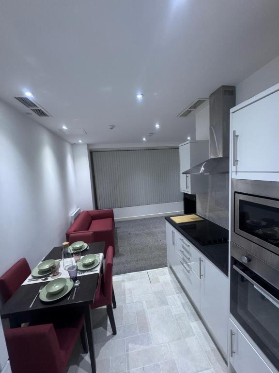 Afbeelding uit fotogalerij van Somerville Apartment London Heathrow in Hounslow