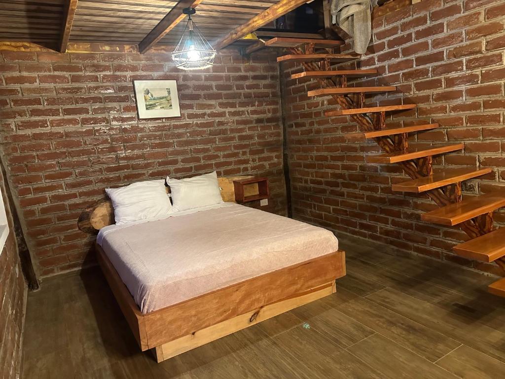 Postel nebo postele na pokoji v ubytování Cabañas El Guayabillo - Baños de agua Santa