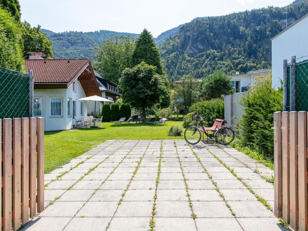 Nespecifikovaný výhled na hory nebo výhled na hory při pohledu z prázdninového domu