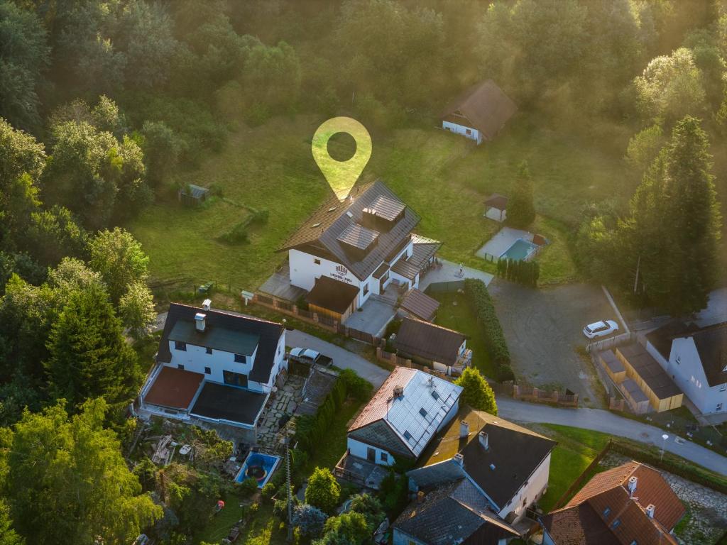 Letecký snímek ubytování Lipno nad Vltavou - Slupečná - apartmán Jana u lesa u sjezdovky