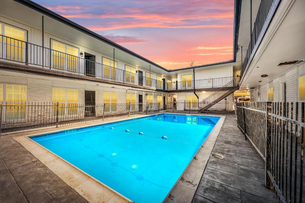 a swimming pool in the middle of a building at Fully Equipped 1BR with King Bed, Pool & Free Parking in Houston