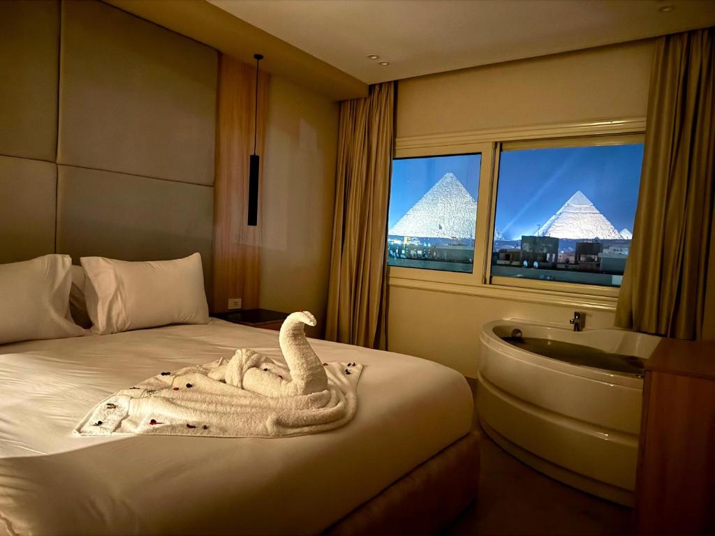 Postel nebo postele na pokoji v ubytování Tiye Pyramids Hotel