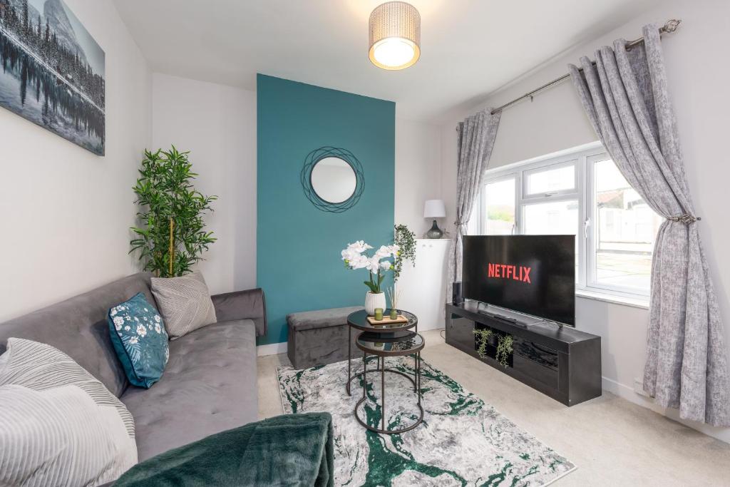ein Wohnzimmer mit Sofa und Fernseher in der Unterkunft Medway, Rochester Stays Living - Contractors, Family, Free Parking, Garden, Sleeps up to 6 guests in Wainscot