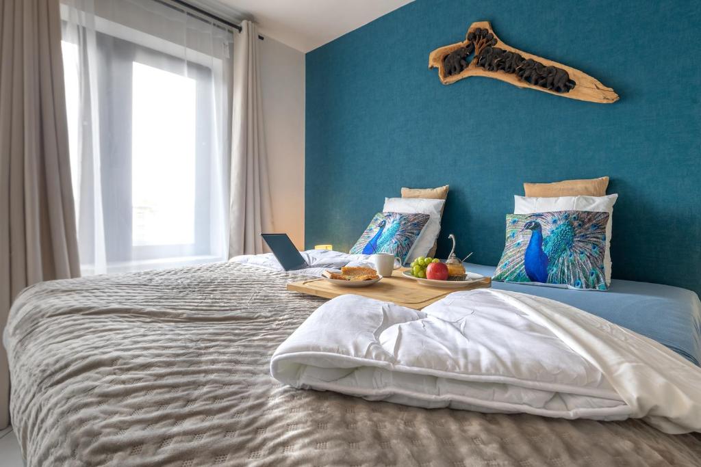 - une chambre avec un lit et un ordinateur portable dans l'établissement Séjour lodge Namur, à Namur
