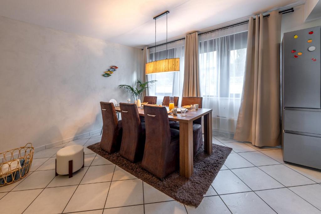 une salle à manger avec une table et quelques chaises dans l'établissement Séjour lodge Namur, à Namur