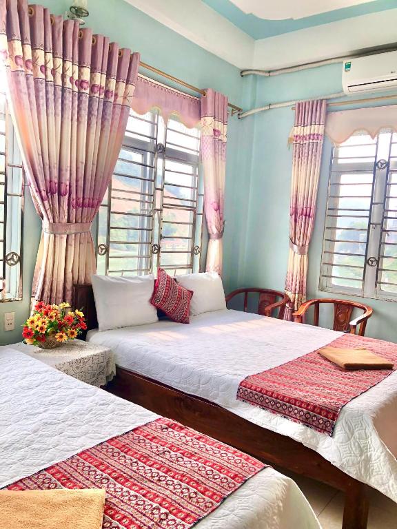 Postel nebo postele na pokoji v ubytování Local Ha Giang Tours & Hotel