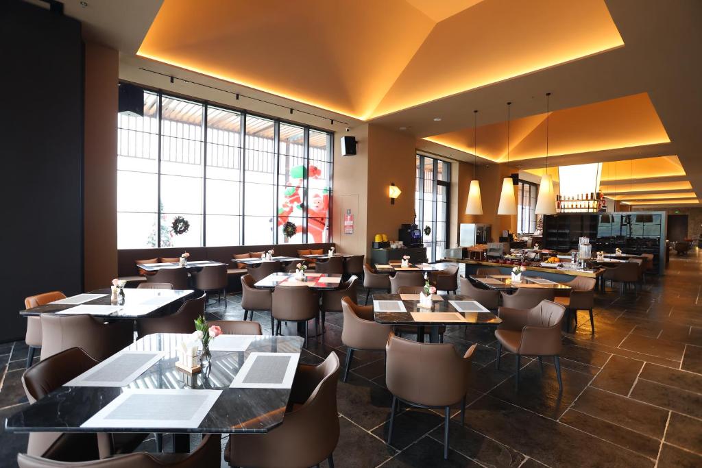 深圳雅诗阁凤仪山服务公寓餐厅或其他用餐的地方