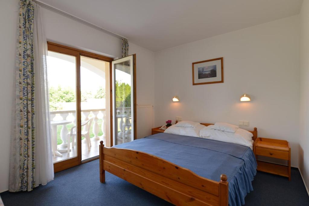Postel nebo postele na pokoji v ubytování Wellness Hotel Kakadu
