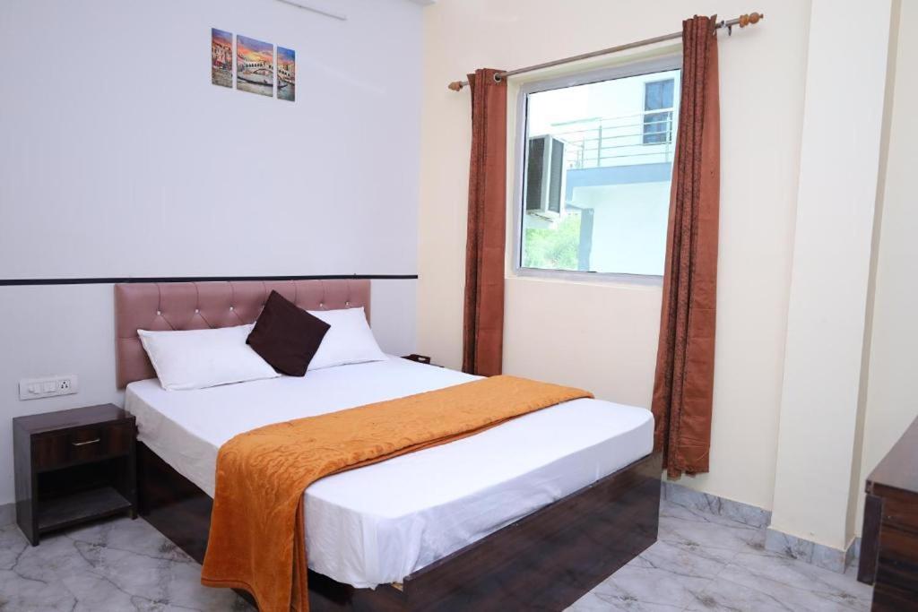 Postel nebo postele na pokoji v ubytování Sia Taj Hotel nearest Taj Mahal Agra