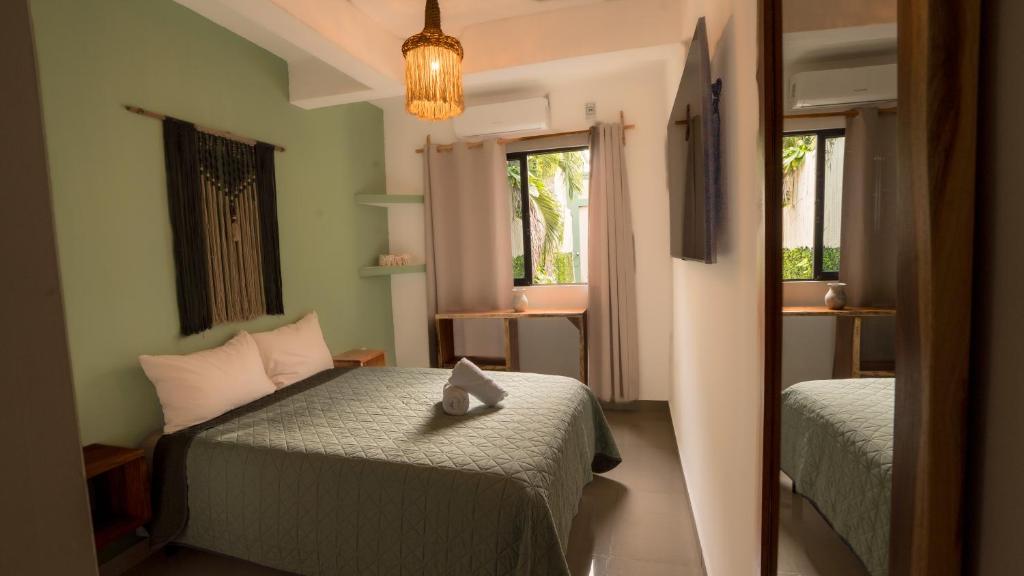 Un pat sau paturi într-o cameră la Corazon del Carmen Hotel Boutique