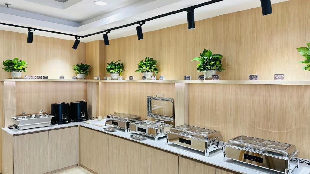 Shanghai Joyful Star Hotel-Free shuttle bus to Pudong Airport and Disneyland的厨房或小厨房