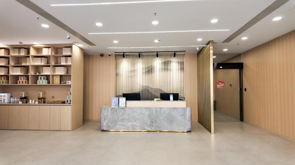 Shanghai Joyful Star Hotel-Free shuttle bus to Pudong Airport and Disneyland的咖啡和沏茶工具
