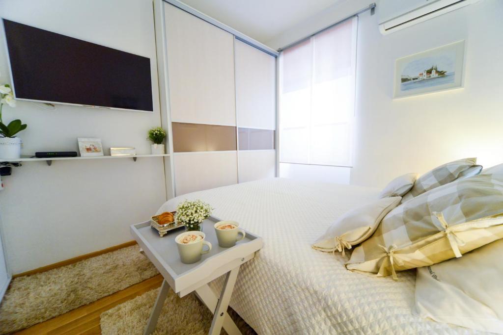 Televízia a/alebo spoločenská miestnosť v ubytovaní Central Palace Apartment