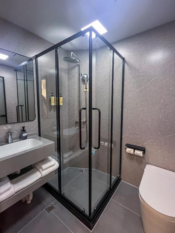 Shanghai Joyful Star Hotel-Free shuttle bus to Pudong Airport and Disneyland的一间浴室