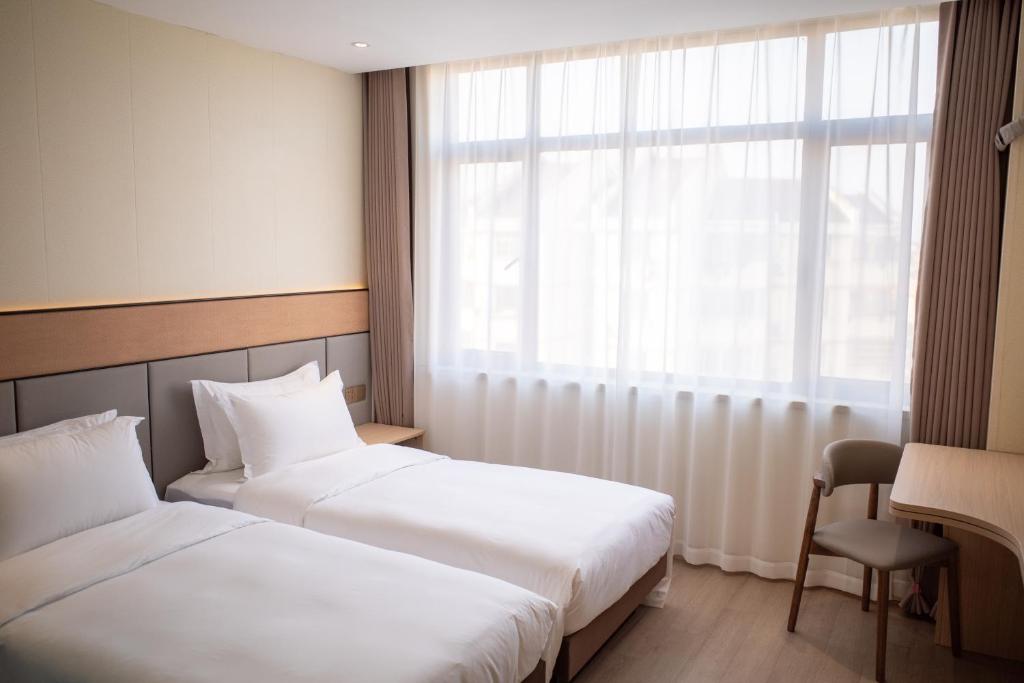 Shanghai Joyful Star Hotel-Free shuttle bus to Pudong Airport and Disneyland客房内的一张或多张床位