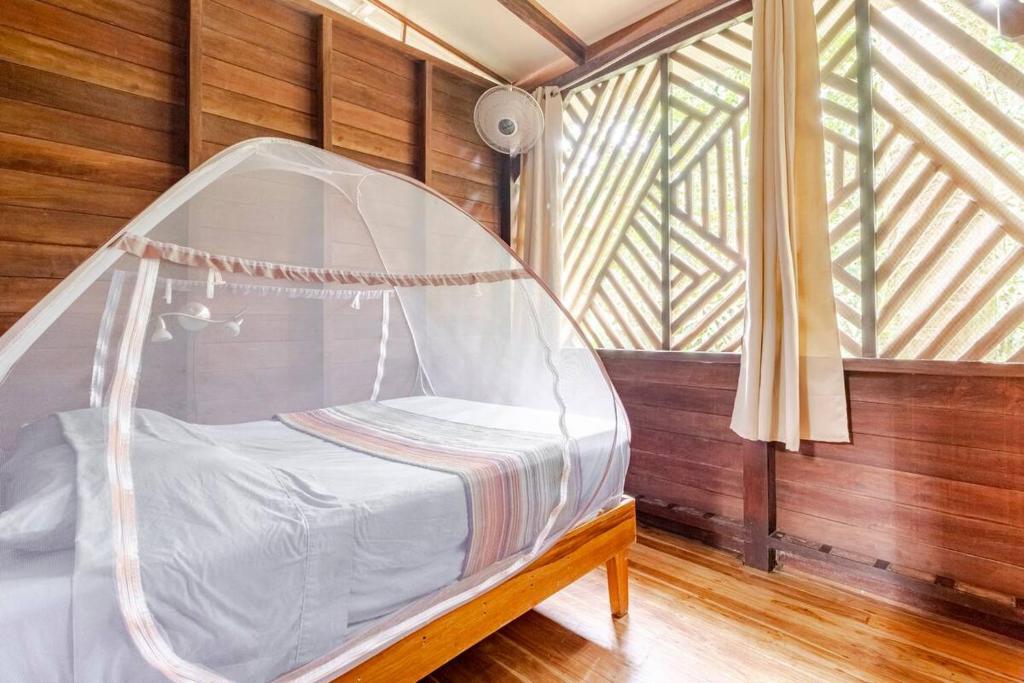 Postel nebo postele na pokoji v ubytování Pachamama Jungle River Lodge - Punta Uva