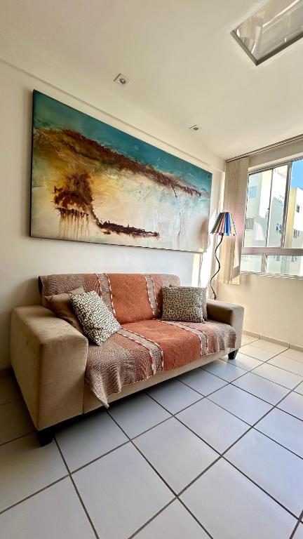 kanapa w salonie z obrazem na ścianie w obiekcie Apartamento Bem Te Vi w mieście Petrolina