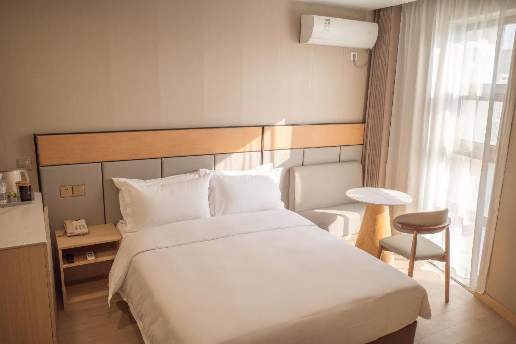 Shanghai Joyful Star Hotel-Free shuttle bus to Pudong Airport and Disneyland客房内的一张或多张床位