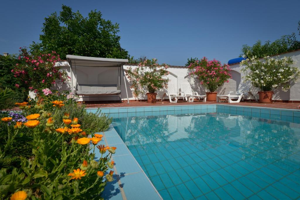Bazén v ubytování Wellness Hotel Kakadu nebo v jeho okolí