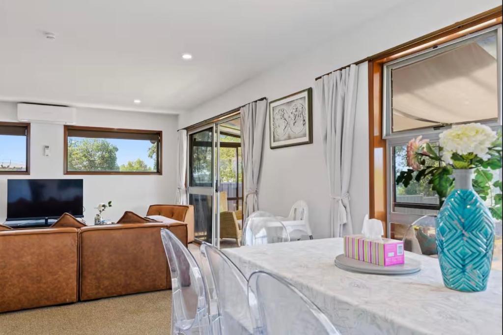 Fabulous Lake Front House-Private lake access