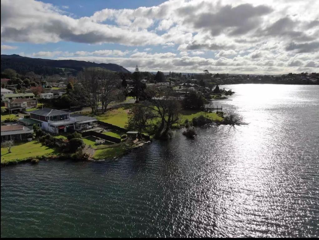 Fabulous Lake Front House-Private lake access - Resim 12