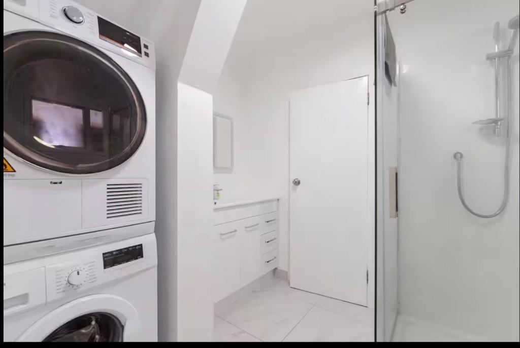 Fabulous Lake Front House-Private lake access - Resim 3