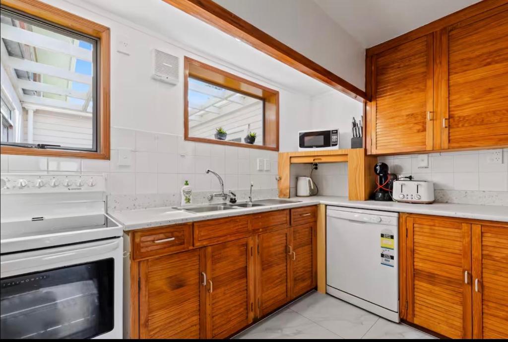 Fabulous Lake Front House-Private lake access - Resim 16