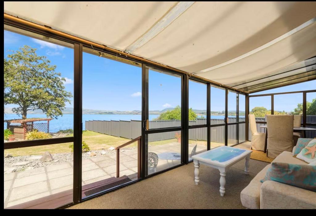 Fabulous Lake Front House-Private lake access - Resim 17