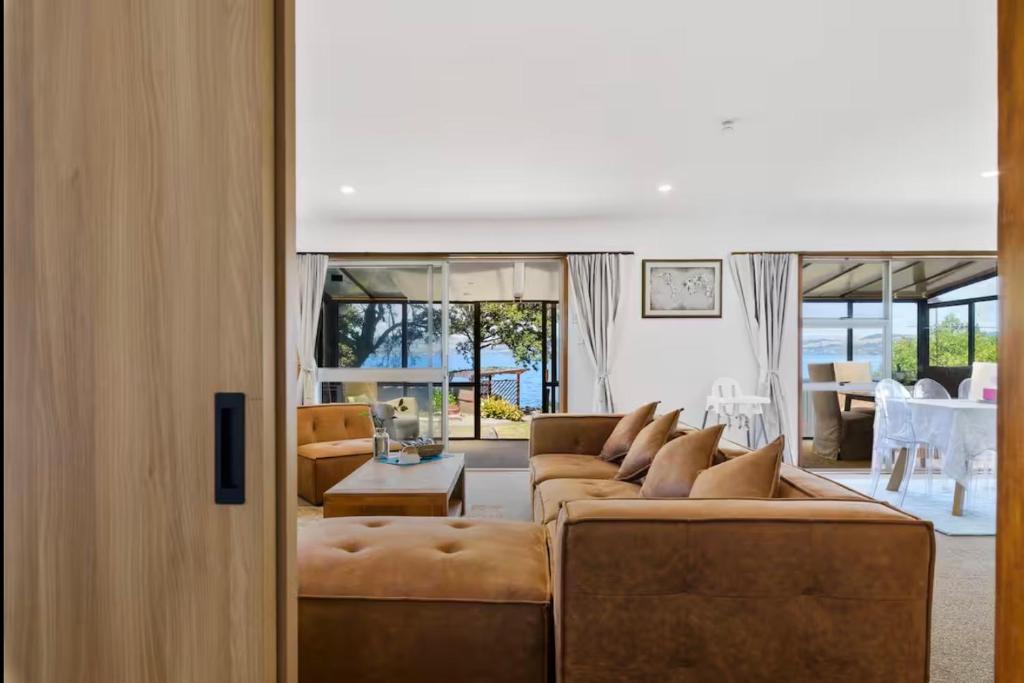 Fabulous Lake Front House-Private lake access - Resim 2