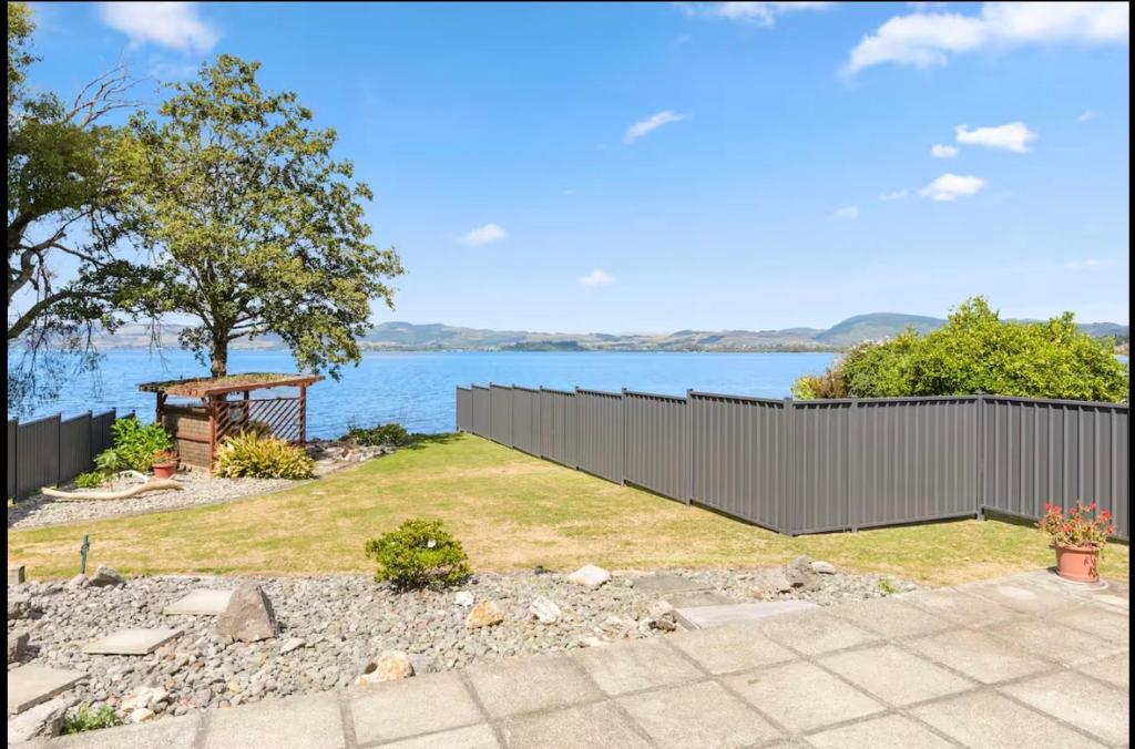 Fabulous Lake Front House-Private lake access - Resim 20