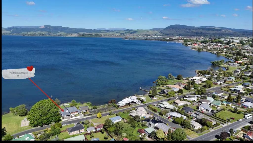 Fabulous Lake Front House-Private lake access - Resim 10