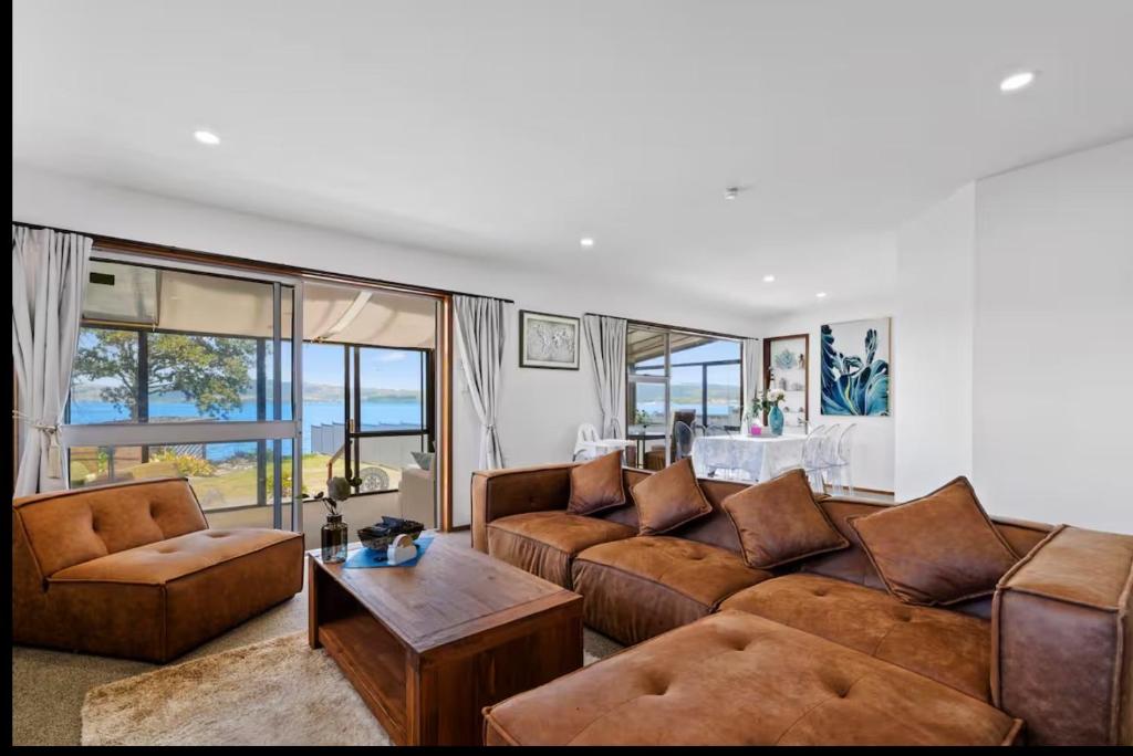 Fabulous Lake Front House-Private lake access - Resim 15