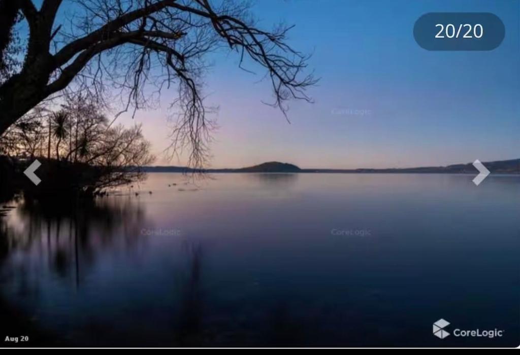 Fabulous Lake Front House-Private lake access - Resim 24