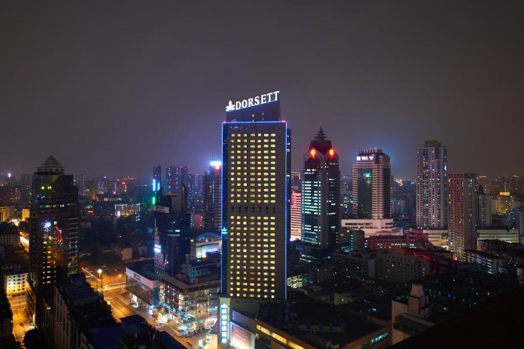 成都成都帝盛酒店的一座高大的建筑,晚上在城市里有标志
