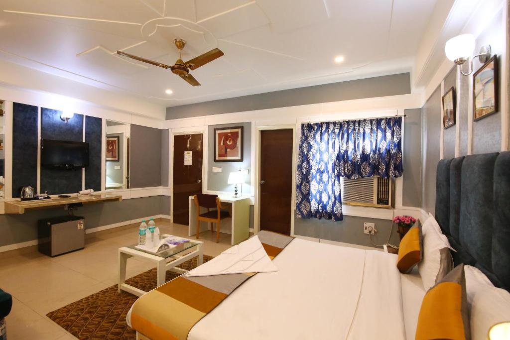 Postel nebo postele na pokoji v ubytování Hotel Oppera Mahipalpur- Delhi Airport