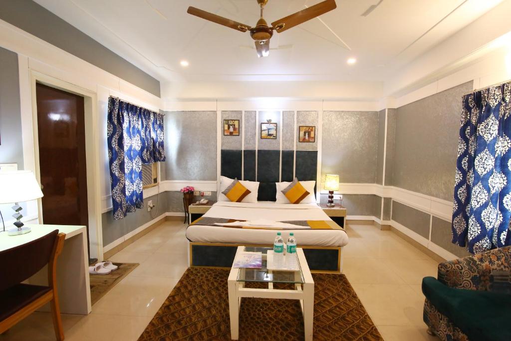 Posezení v ubytování Hotel Oppera Mahipalpur- Delhi Airport