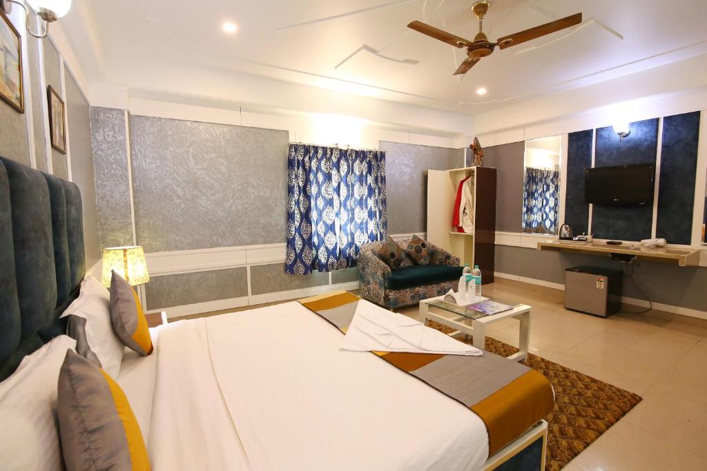 Postel nebo postele na pokoji v ubytování Hotel Oppera Mahipalpur- Delhi Airport