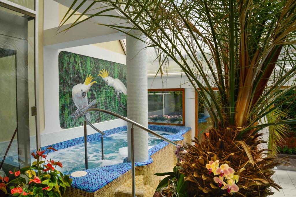 Bazén v ubytování Wellness Hotel Kakadu nebo v jeho okolí