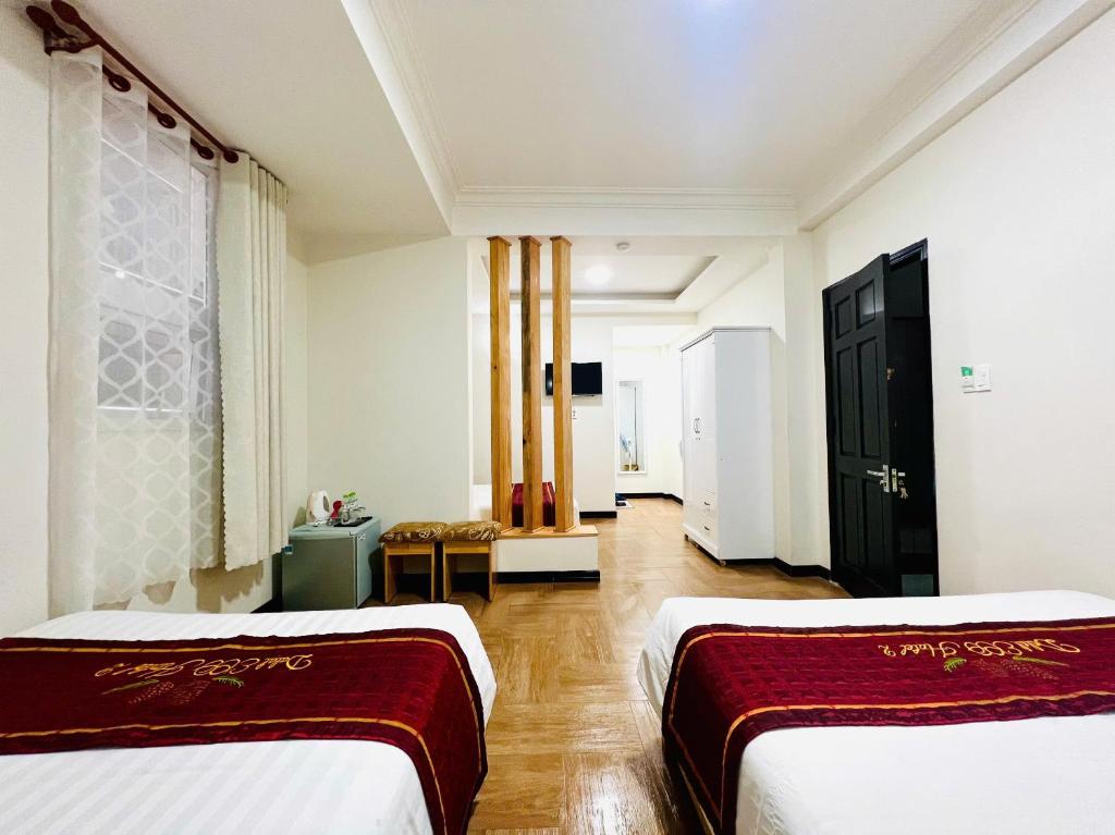 Giường trong phòng chung tại Dalat ECO Hotel 2