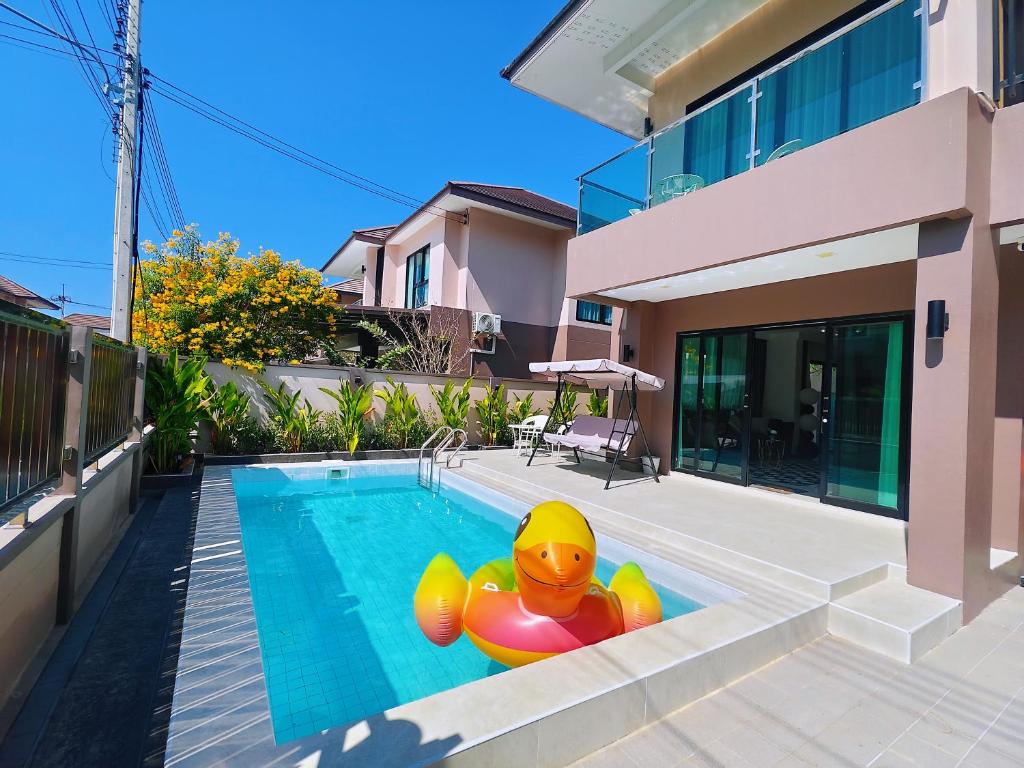 a rubber duck in a swimming pool in a house at aSU villa in Ban Huai Yai