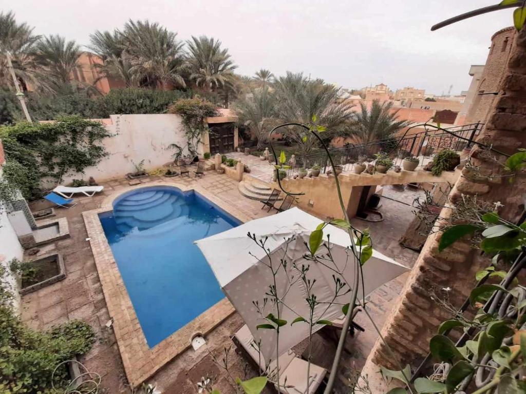 an overhead view of a swimming pool in a yard at Maison hôte Dar Traki in Tozeur