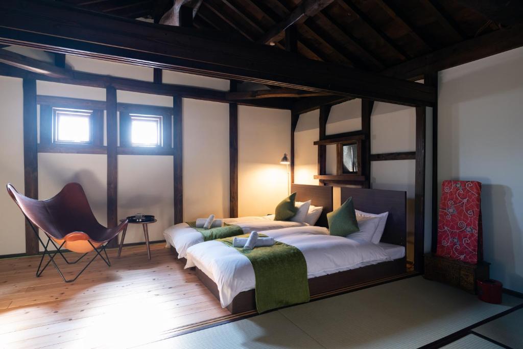 Postel nebo postele na pokoji v ubytování Nunoya Ryokan