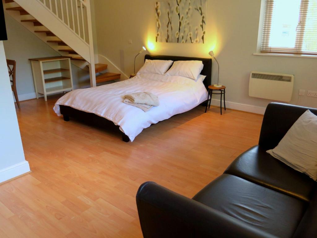 A bed or beds in a room at Private Space In Central Woodbridge 