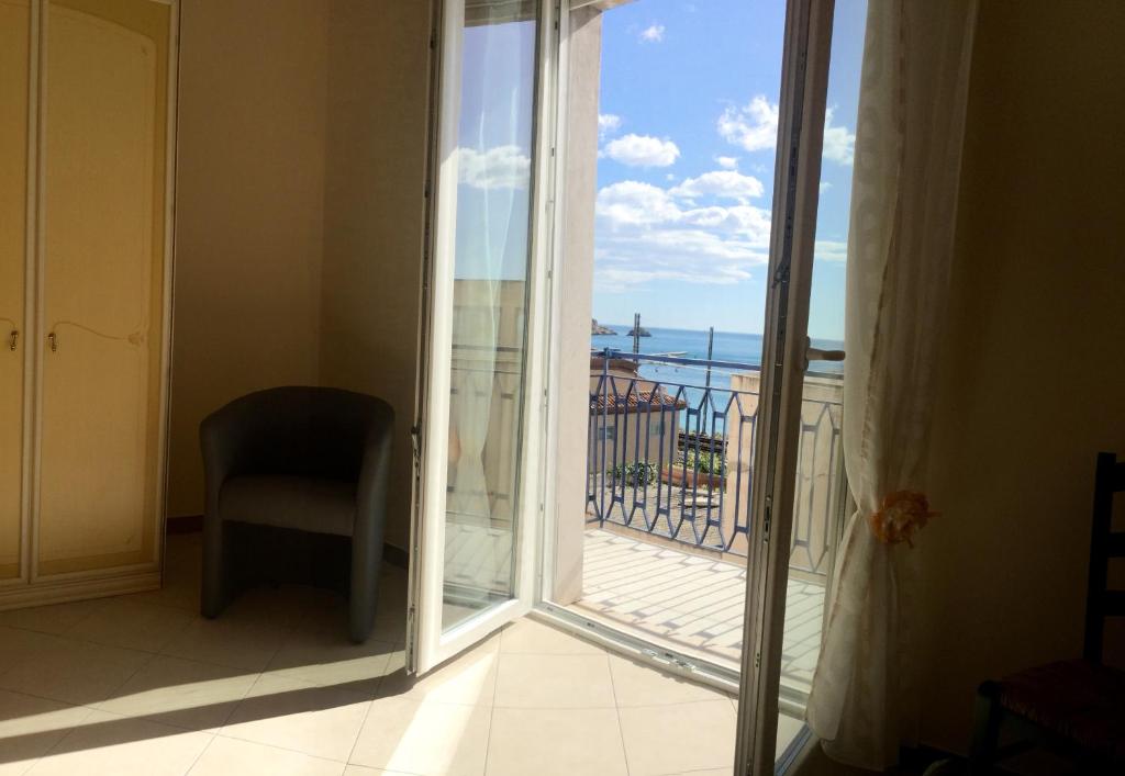 Holiday Rentals Taormina في تاورمينا: إطلالة على المحيط من غرفة مع نافذة