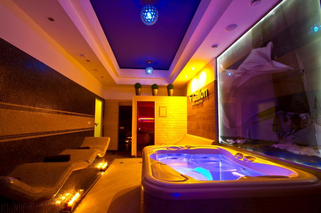 a large bathroom with a tub in a room at Hotel Galion in Gdańsk