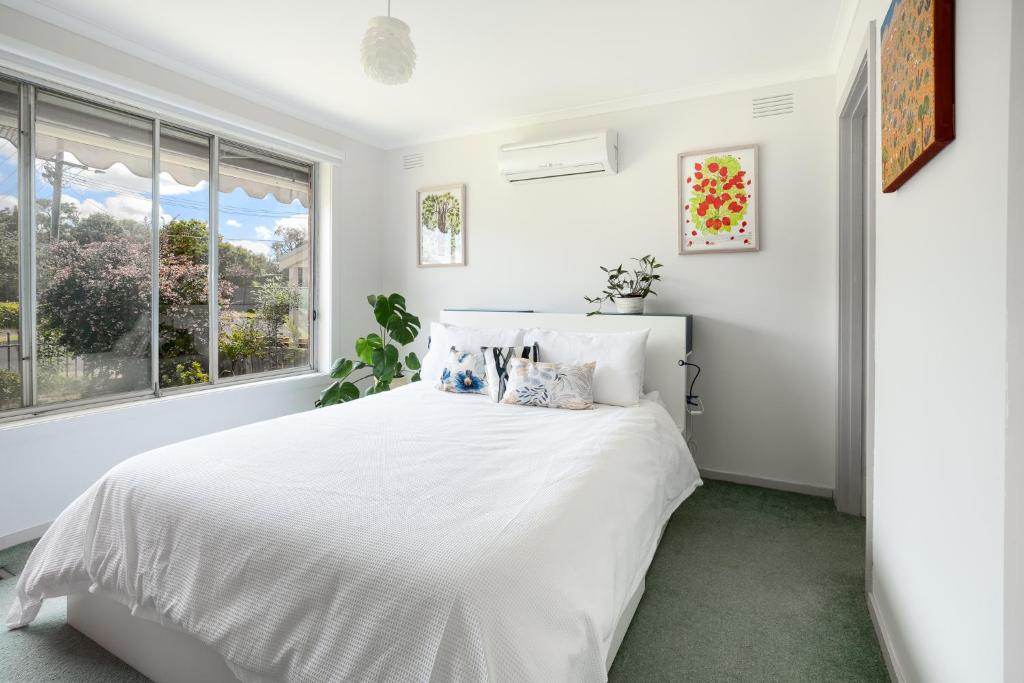 En eller flere senge i et værelse på 24 Surfers Ave