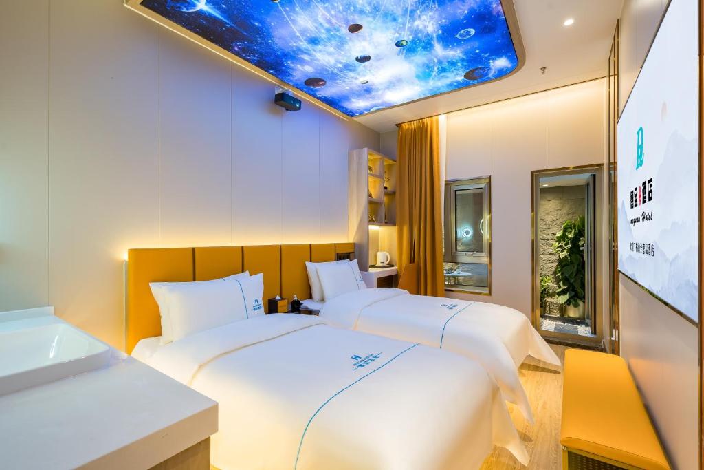 Postel nebo postele na pokoji v ubytování Dequan Luxury Hotel National Exhibition Center Wangjing Bridge Branch The subway is right outside the door Coffee, fruits, snacks, a gym and a laundry room are provided for free in the lobby