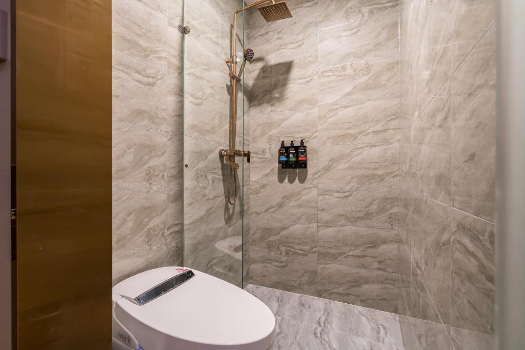 Koupelna v ubytování Dequan Luxury Hotel National Exhibition Center Wangjing Bridge Branch The subway is right outside the door Coffee, fruits, snacks, a gym and a laundry room are provided for free in the lobby