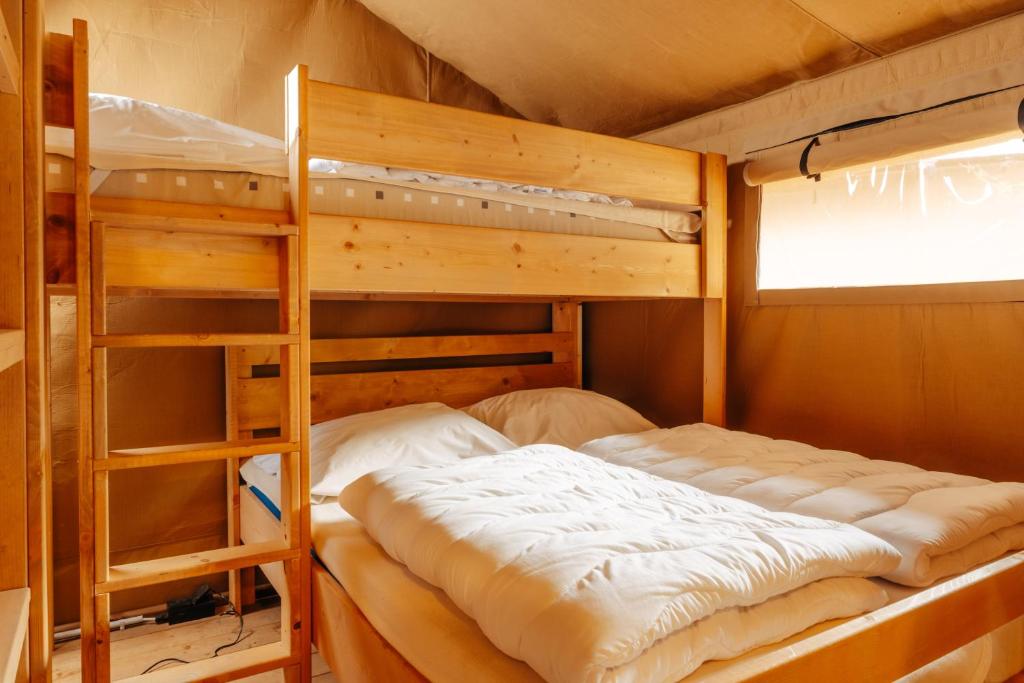Postel nebo postele na pokoji v ubytování Safaritent Comfort