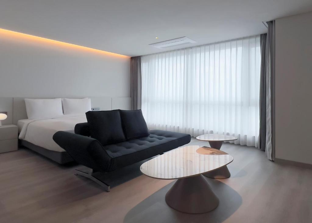 Ocean Suites Jeju Hotel - Superior Family Double Room With Mountain View